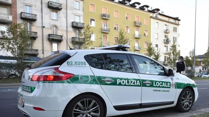 Scopre stupro sulla sorella di 13 anni leggendo le chat telefoniche e fa arrestare il vicino di casa