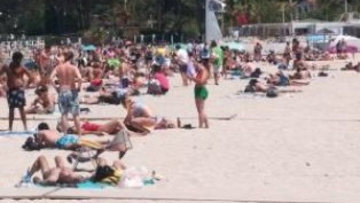 Per sfuggire all'arresto si stende sul lettino e finge di prendere il sole: pusher arrestato