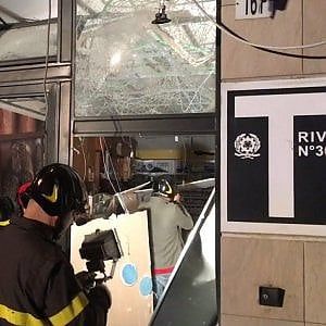 Foggia, bomba rudimentale distrugge nella notte una rivendita di tabacchi