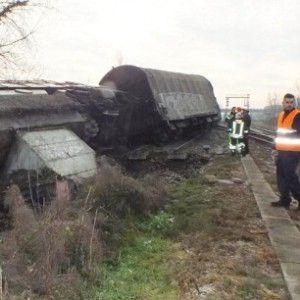 Treno merci deraglia nel reggiano, danni ingenti. Ferito il macchinista