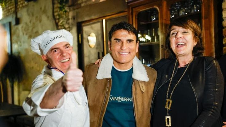 Sal Da Vinci spunta a sorpresa a Trastevere: selfie, sorrisi e show improvvisato da Pasquino