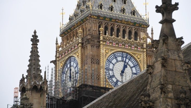 Londra, giù i veli dal Big Ben. La torre dell'orologio più famosa torna a farsi vedere e sentire dopo 5 anni