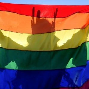 "Trans picchiata dal branco, non cammina più": la denuncia del Mit