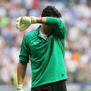 Buffon dice "addio" alla Carrarese, che rischia l'iscrizione alla Lega Pro