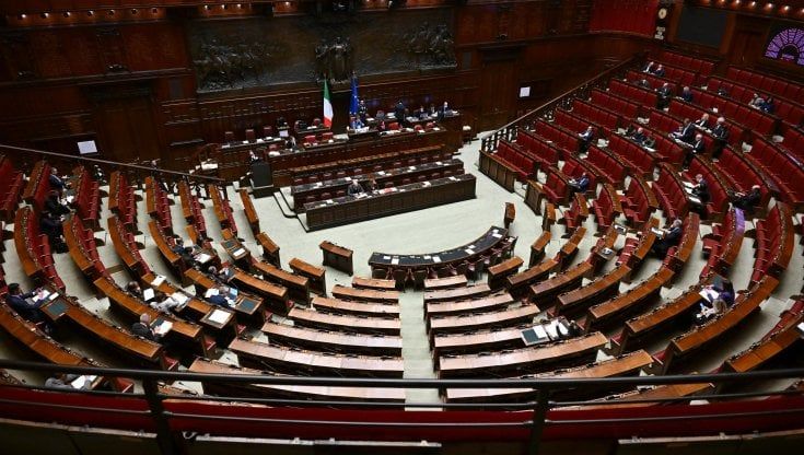 Armi all'Ucraina, alla Camera il sì all'invio unisce destra, Pd e Terzo polo. Lo strappo del M5S