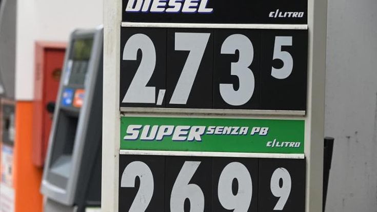 Il benzinaio più caro d’Italia è a Milano: verde a 2,699 e gasolio a 2,735. E senza self service