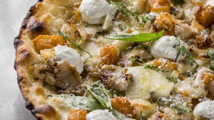 Porchetta, pecorino e ananas: la pizzeria gourmet 180 Grammi si fa tentare dall’ingrediente proibito
