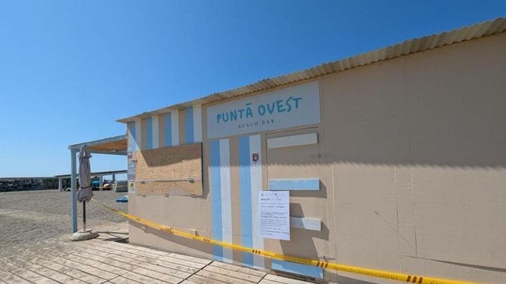 Ostia, sequestrato il chiosco della spiaggia libera Spqr. “Strutture abusive”