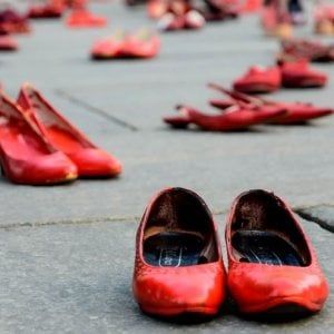 Bologna, i vigili chiamati per schiamazzi trovano una donna picchiata dal compagno
