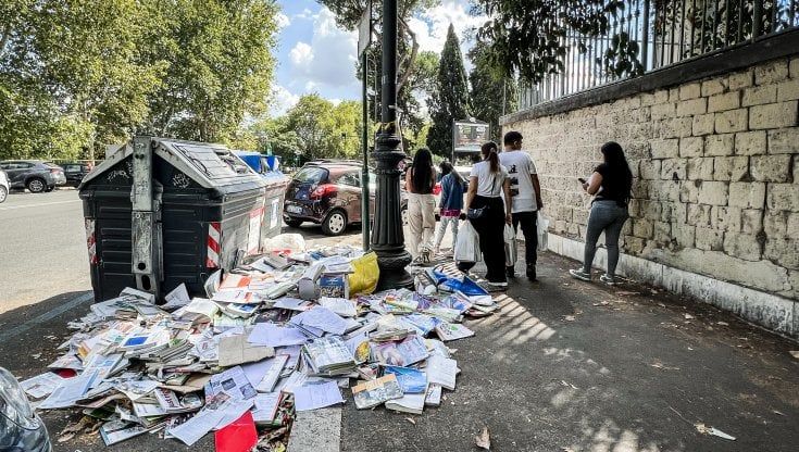 Lo scandalo dei libri di scuola nuovi e buttati nei cassonetti. "Colpa degli editori"