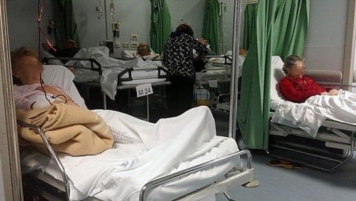 Torino, pronto soccorso pieni: i malati sulle barelle anche per due giorni 
