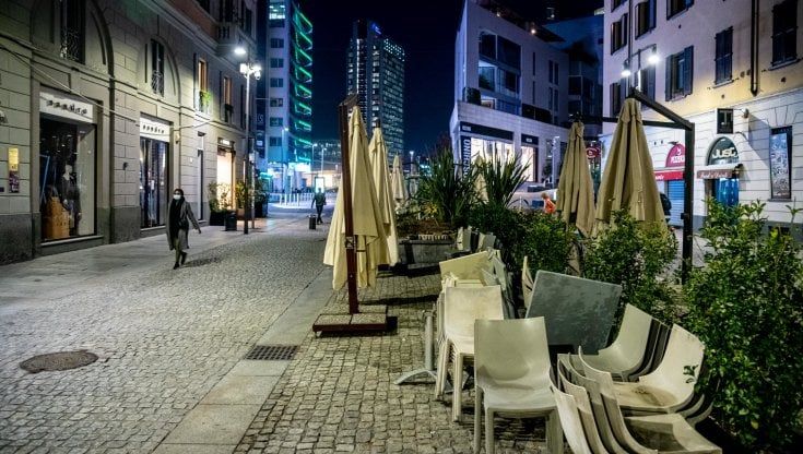 Tavolini e dehors liberi, Milano non torna indietro sulla movida in strada