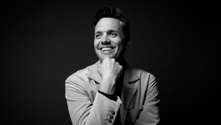 Bjarnason e la musica che porta a esplorare l’Islanda. Il debutto al Manzoni