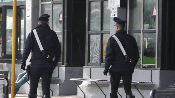 Bergamo, accoltella per strada una 18enne che non conosce: arrestato