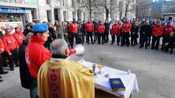 Il Natale dei clochard a Milano: preghiera interreligiosa e panettoni alla Centrale con i City Angels