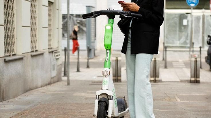 Tornano i monopattini in sharing a Milano, 2mila nuovi mezzi con Lime: “Così limitiamo le auto”