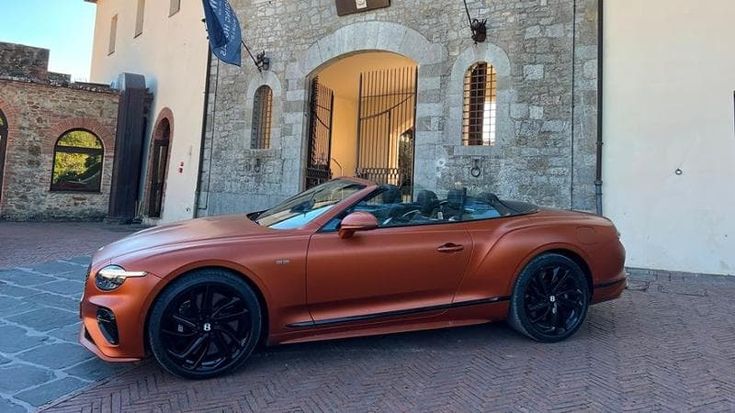 In viaggio con la Bentley Continental GTC plug-in: 550 km di puro lusso elettrificato