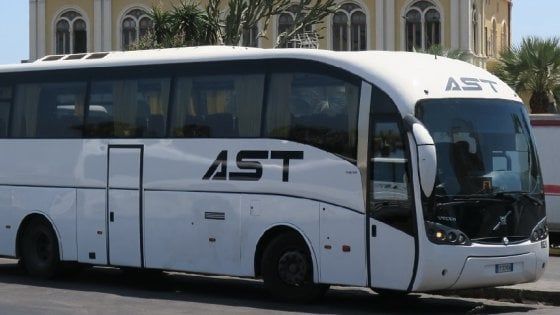 Caro voli, la Regione offre otto pullman Ast a chi rientra in Sicilia
