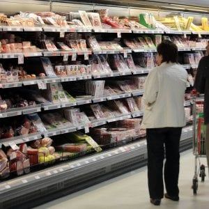 Reggio Emilia, la denuncia della Cgil: "Licenziato dipendente di supermercato malato di cancro"