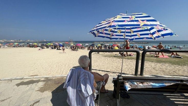 Bari, raffica di furti a Pane e pomodoro e i tour operator avvertono i turisti: "Non lasciate i teli incustoditi"