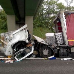 Camion contro un'auto e poi su un pilone, muore il conducente a Beinasco