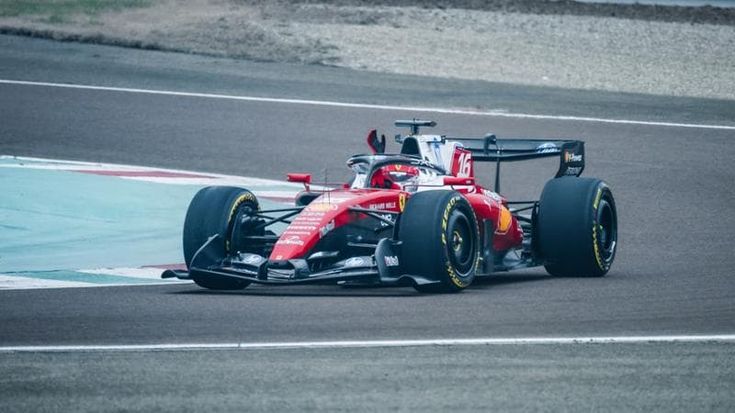 F1, test Barcellona: la Mercedes vola, 3° Leclerc. In pista (per poco) l’Aston Martin di Newey