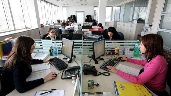 Donne, più istruite e qualificate: a Milano lavorano 2 su 3. Ma ha figli solo metà di chi sceglie la carriera