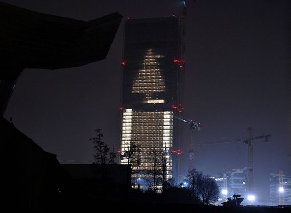 Milano, la torre Isozaki &egrave; un albero di Natale di 200 metri