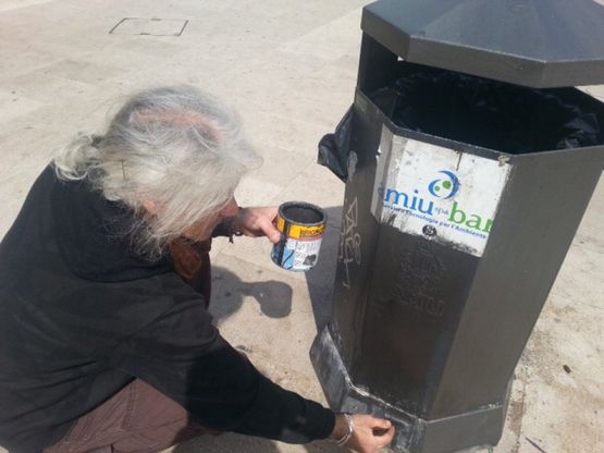 Bari vecchia, cassonetti arrugginiti. A ridipingerli sono i gestori dei pub