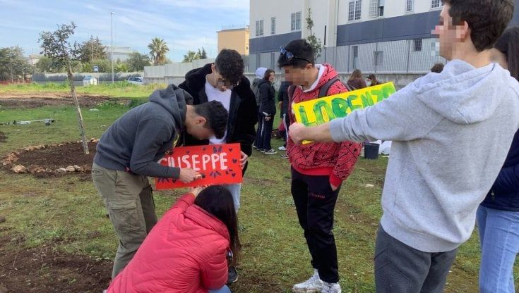 Bari, gli studenti dedicano due querce ai ragazzi morti in stage. "Così li ricordiamo durante l'alternanza"