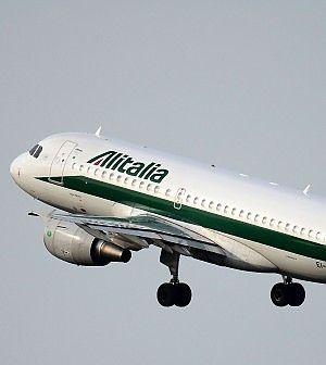 Alitalia, lo spettro del piano lacrime e sanguecon 1900 esuberi e tagli agli stipendi