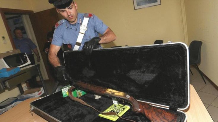 Lite tra vicini per la fisarmonica, stop a porto d’armi e fucile sequestrato