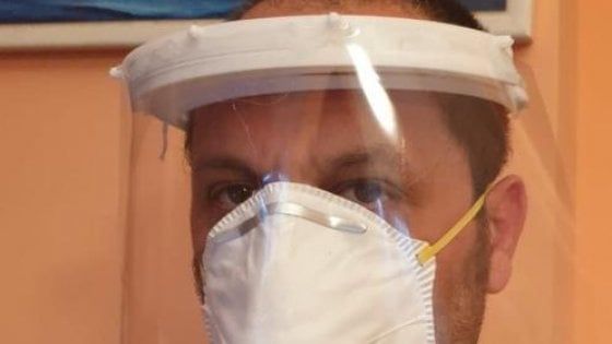 Coronavirus, il cartolaio di Milano che stampa in 3D le visiere protettive per gli altri negozianti