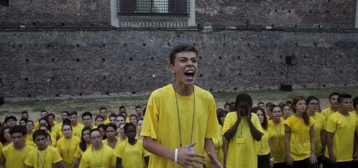 Giovani, ribelli e impegnati. A Milano in scena l'Eresia della felicità