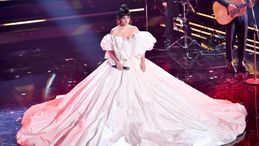 Sanremo 2021, abiti da sposa e paillettes: i look più commentati sui social