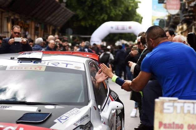 Palermo, folla a piazza Verdi per la partenza della Targa Florio