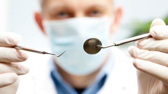 Torino, il falso dentista ci ricasca: denunciato con l'assistente nello studio abusivo