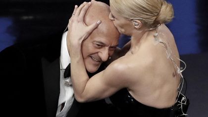 Sanremo, Michelle Hunziker ritrova Claudio Bisio: il duetto incanta l'Ariston