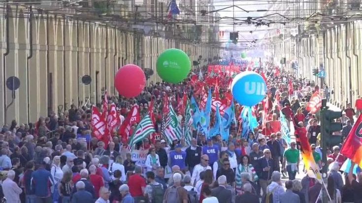 Primo maggio a Torino, 20mila in corteo per il lavoro e la sicurezza