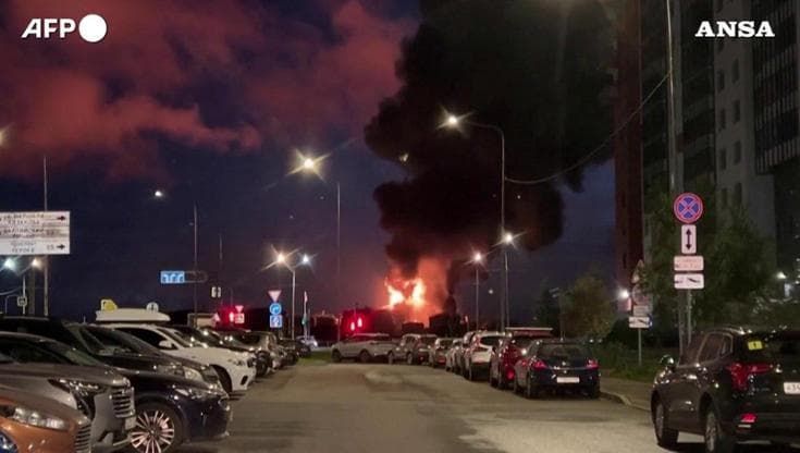 San Pietroburgo, attacco ucraino al terminal petrolifero: la colonna nera di fumo sulla città
