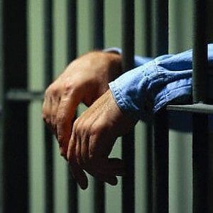 Salerno, detenuto incendia una cella, due agenti intossicati