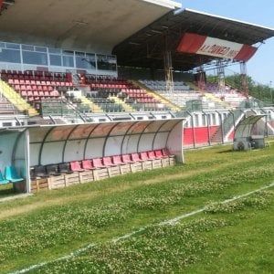 Il Cuneo calcio è in crisi, tocca ai tifosi curare il prato dello stadio