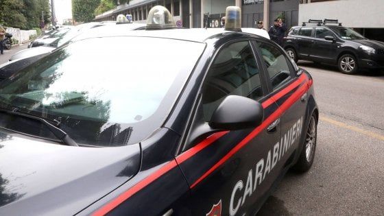 Torna a casa dalla moglie che ha appena partorito, arrestato rapinatore latitante