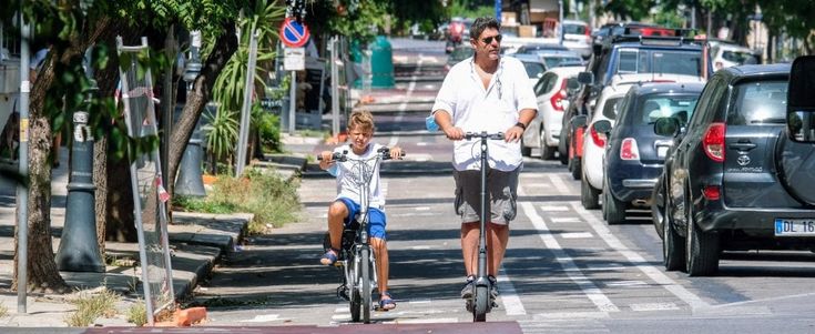 Le nuove piste ciclabili che dividono la città: "Insicure e rischiose"