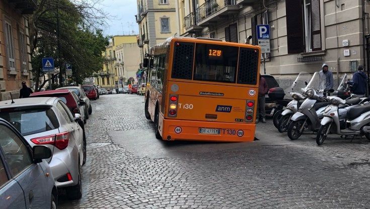 Napoli, bus Anm "incastrato" in una buca dell’asfalto