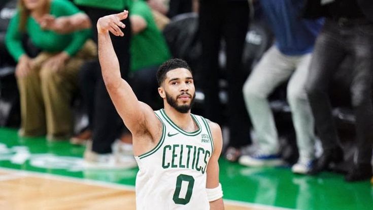 Nba, la tripla di Brown e le magie di Tatum: Boston piega Indiana all’overtime