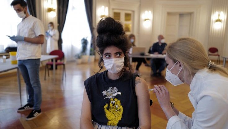 Vaccini in Campania, docenti e dirigenti registrati per fasce d'età