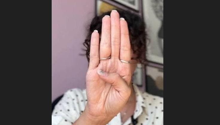 Molestata alla fermata del bus usa il ‘Signal for help’ e fa fermare l'aggressore