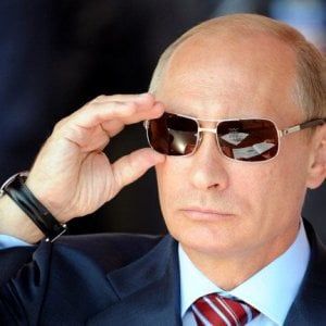 Russia, letti con luci speciali & co: le pazze spese dei servizi segreti fanno infuriare il web