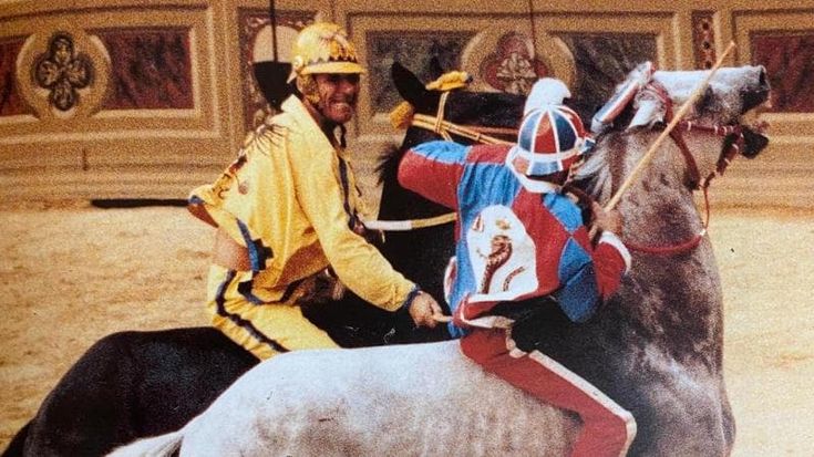 Aceto, il fantino dei record: “Al primo Palio di Siena mi volevano picchiare, scappai da una finestra”